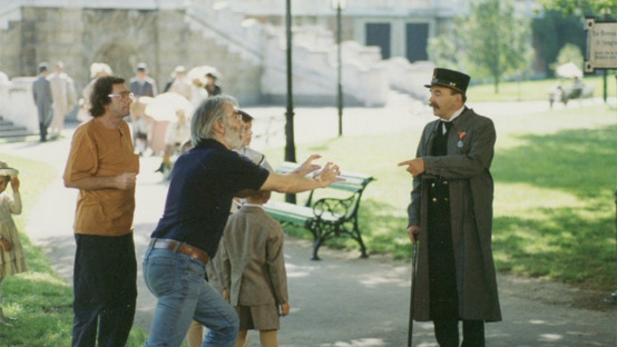 Produktionsfoto zu "Rebellion", Michael Haneke im Gespräch mit Hauptdarsteller Branko Samarovski; Standort: Burggarten Wien: