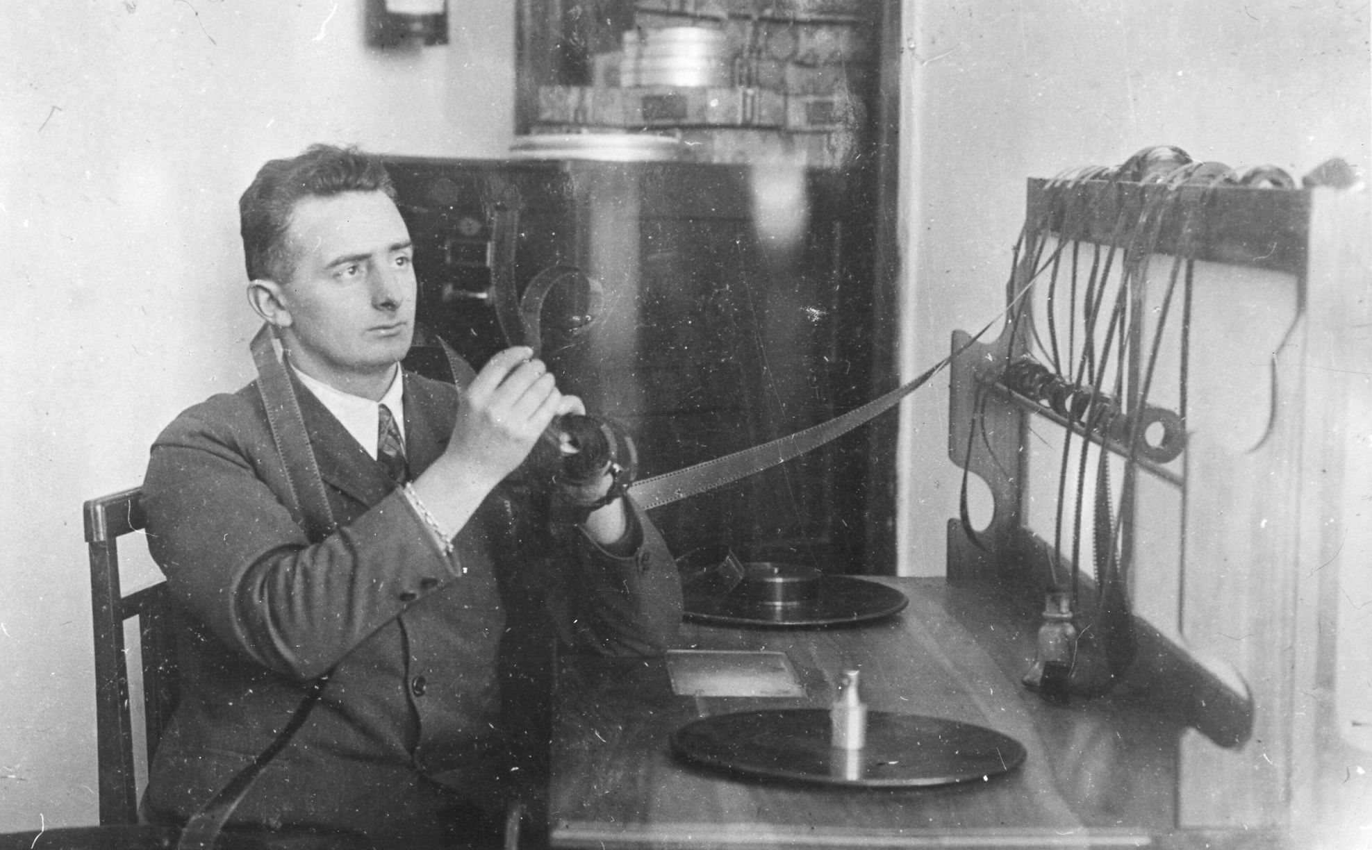 Dziga Vertov bei der Montage von "Tri pesni o Lenine", 1934