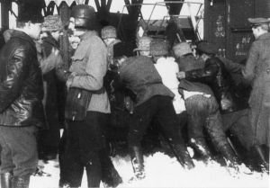 Vertov überwacht das Beladen eines Agitzugs, 2/6