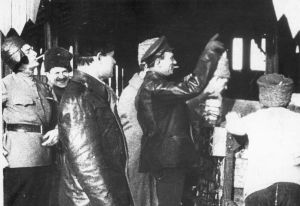 Vertov überwacht das Beladen eines Agitzugs, 3/6