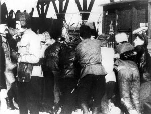 Vertov überwacht das Beladen eines Agitzugs, 4/6