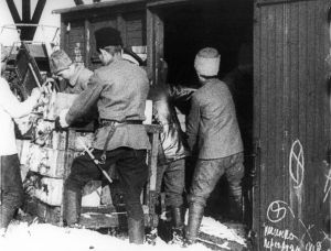 Vertov überwacht das Beladen eines Agitzugs, 5/6