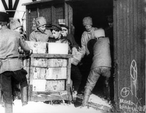 Vertov überwacht das Beladen eines Agitzugs, 6/6