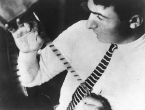 Vertov bei der Montage eines Films