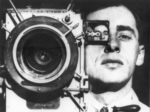 Kaufman zur Zeit der Dreharbeiten von Čelovek s kinoapparatom