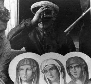 Vertov mit Kadersucher bei Dreharbeiten zu Ėntuziazm