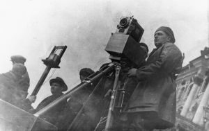 Vertov mit Debrie bei Dreharbeiten zu "Ėntuziazm"