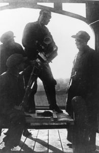 Vertov und Mitarbeiter im Gegenlicht bei Dreharbeiten zu "Ėntuziazm"