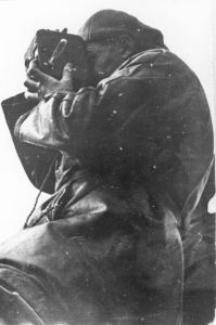 Vertov mit Handkamera bei Dreharbeiten zu "Ėntuziazm"