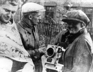 Vertov, Svilova und Kameramann bei Dreharbeiten zu "Ėntuziazm"