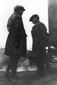 Vertov und Mitarbeiter im Gespräch bei Dreharbeiten zu "Ėntuziazm"