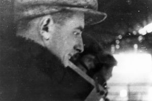 Porträt Vertovs während der Dreharbeiten zu "Tri pesni o Lenine"