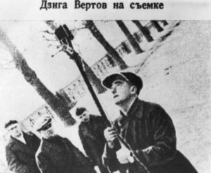 Vertov bei Tonaufnahmen während der Dreharbeiten zu "Ėntuziazm"