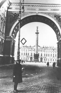 Vertov in Petersburg bei den Dreharbeiten zu "Ėntuziazm"