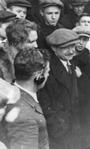 Vertov mit Kopfhörer mit Aleksandr Šorin bei den Dreharbeiten zu "Ėntuziazm"