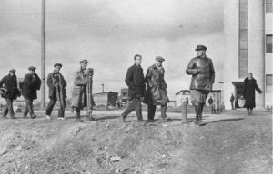 Vertov und Team bei Aufnahmearbeiten zu "Tri pesni o Lenine"