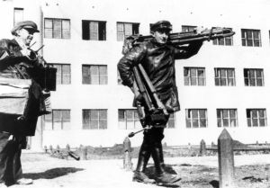 Vertov und Mark Magidson bei Dreharbeiten zu "Tri pesni o Lenine"