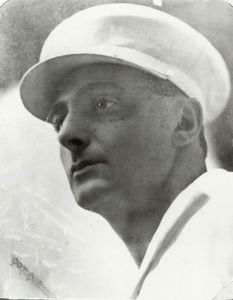 Dziga Vertov mit weißer Schirmkappe