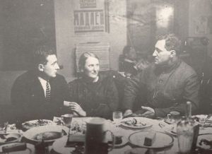 Dziga Vertov mit Elizaveta Svilova und Aleksej Gan
