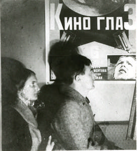 Dziga Vertov und Elizaveta Svilova vor einem Plakat zu "Kinoglaz"