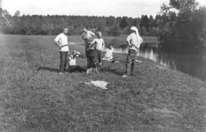 Vertov mit Jungpionieren auf dem Land