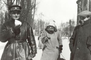 Dziga Vertov mit zwei Begleitern