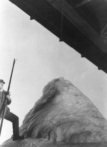 Dziga Vertov mit Skiern auf einem Eisgipfel