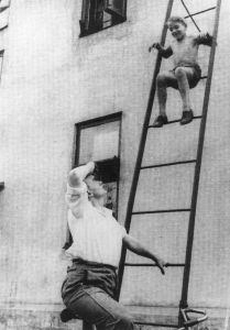 Dziga Vertov mit Kind auf einer Leiter