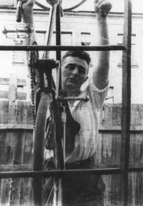 Dziga Vertov mit Fahrrad