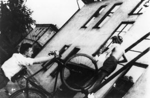 Dziga Vertov mit Fahrrad und Kind