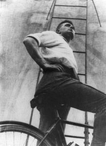 Dziga Vertov am Fahrrad von unten fotographiert