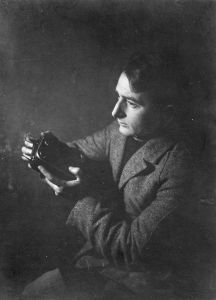 Dziga Vertov mit Kinamo-Kamera