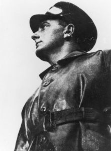 Dziga Vertov im Ledermantel