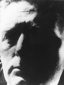 Porträt Vertovs, eine Gesichtshälfte im Schatten