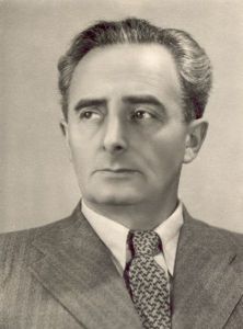 Dziga Vertov, Porträt im Anzug