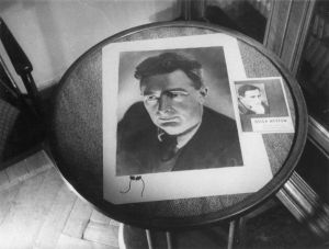 Vertovs Wohnung in Moskau, Tischplatte mit Foto Vertovs