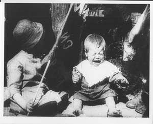 Zwei kleine Kinder, eines weinend