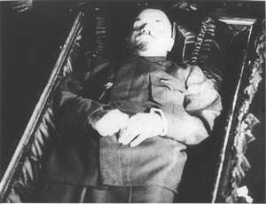 Lenin liegt im offenen Sarg aufgebahrt