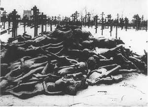 Leichen von verhungerten Menschen aufgeschichtet