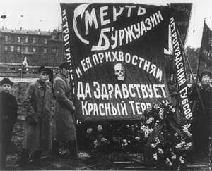 Arbeiter mit Banner "Tod der Bourgeoisie"