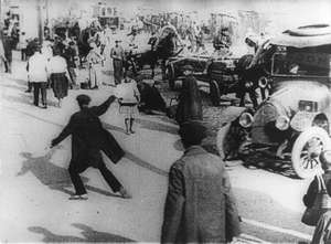 Straßenszene mit Mann im dunklen Mantel