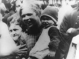 Mädchen trägt Kind