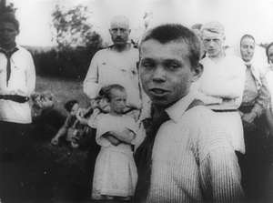 Junger Pionier vor Menschengruppe