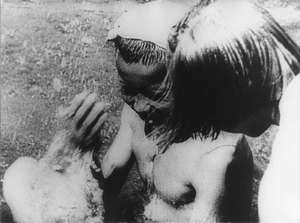 Kinder im Pionierlager waschen sich