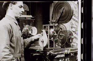 Arbeiter am Filmprojektor