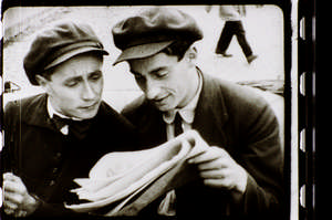 Kaufman mit Kollege Ivan Beliakov im Auto schauen in Zeitung