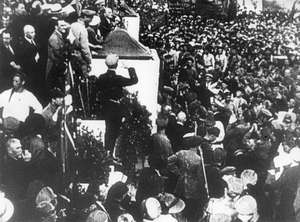 Menschenmenge bei Rede von Lenin