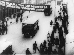 Lastwagen fahren die Straße entlang