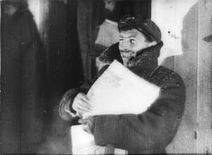 Mann teilt Zeitung aus