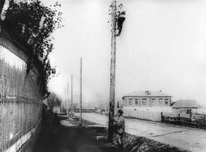 Zwei Männer arbeiten am Mast